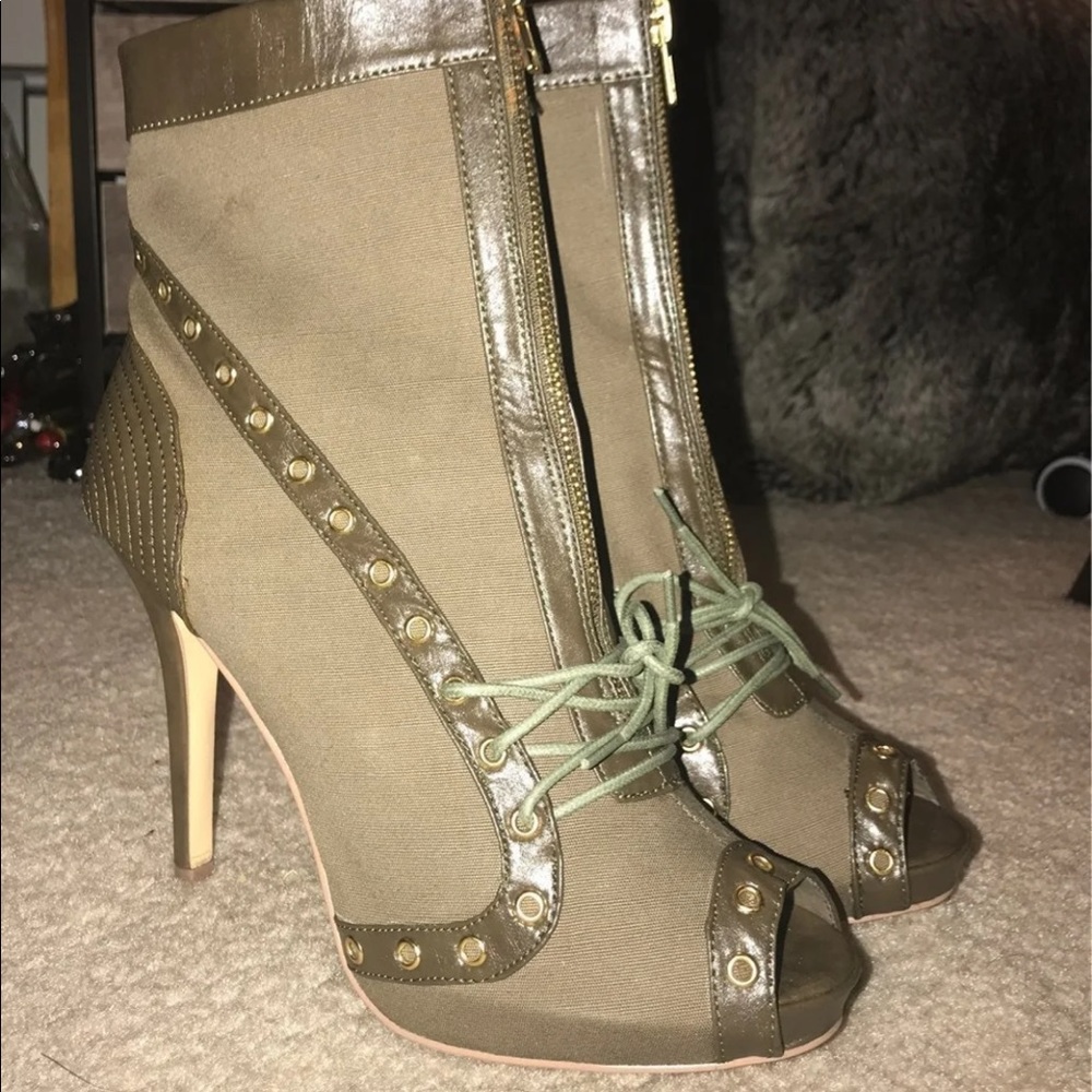 Chic Jasmine Zippered Heels